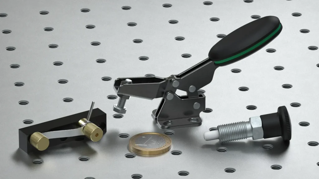 Rendering von Miniatur-Spanneinheit, Kniehebelspanner und Rastbolzen nebeneinander im Größenvergleich